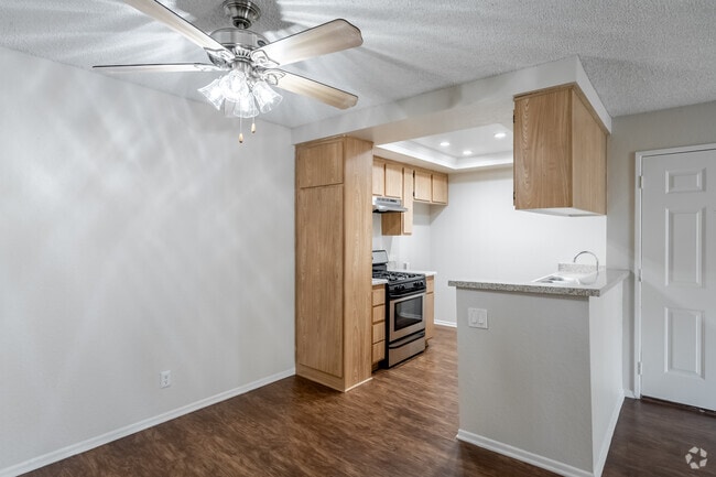 2BR, 1BA - 875SF