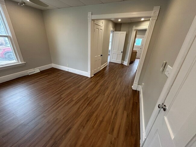 Building Photo - 532 W South St Unit 1 - lower