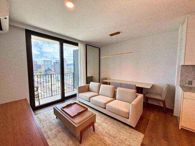 Building Photo - 987 Queen St Unit 2405