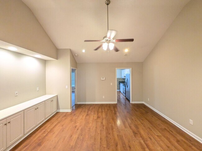 Photo - 264 Lynbrook Way