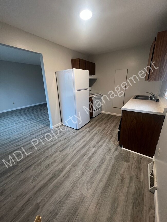 Building Photo - Thomas White Apartments* Unit 17