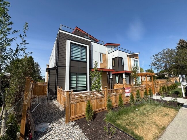 Building Photo - 748 Raymer Ave