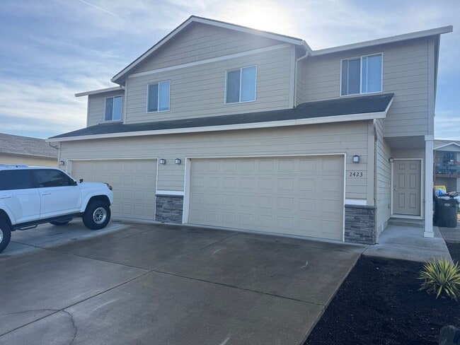 Building Photo - Bres01 Unit 2423