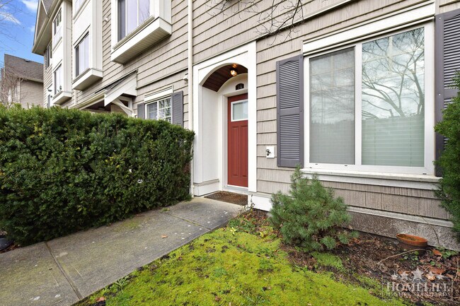 Photo - Bright 3 Level 2 Bedroom Plus Den Townhome with Garage Carport Balcony and Front Yard in South Su... Unité 14