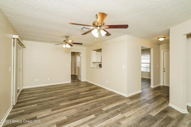 Photo - 456 SW Molloy St