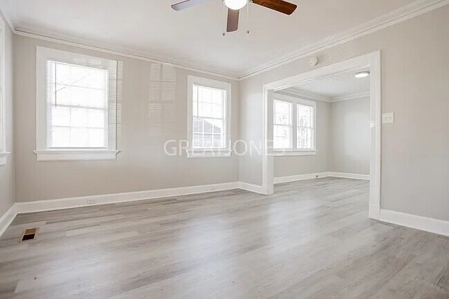 Photo - 3308 Woodlawn Ave