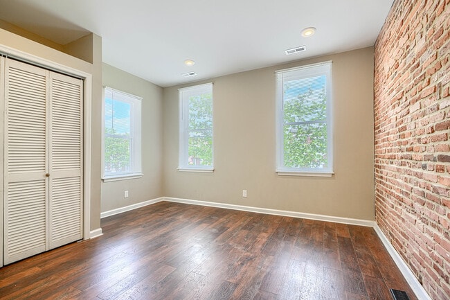 Building Photo - 446 N Linwood Ave
