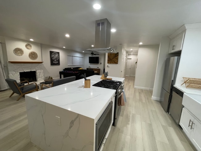 Photo - 2832 David St