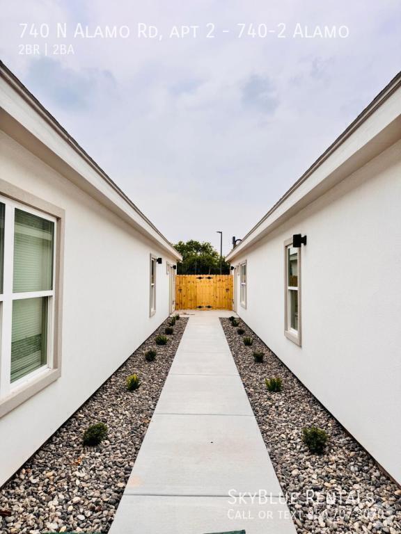 Building Photo - 740 N Alamo Rd Unit 740-2 Alamo Rental