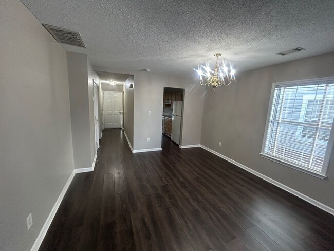 Photo - 122 Red Coat Ln