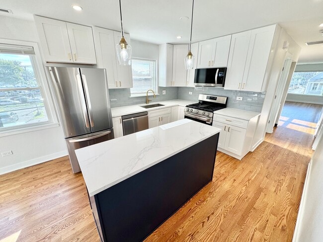 Building Photo - 4816 W Henderson St Unit 2 Rental