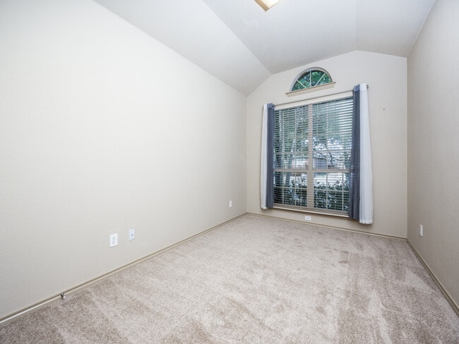 Photo - 3229 Hornbeam St