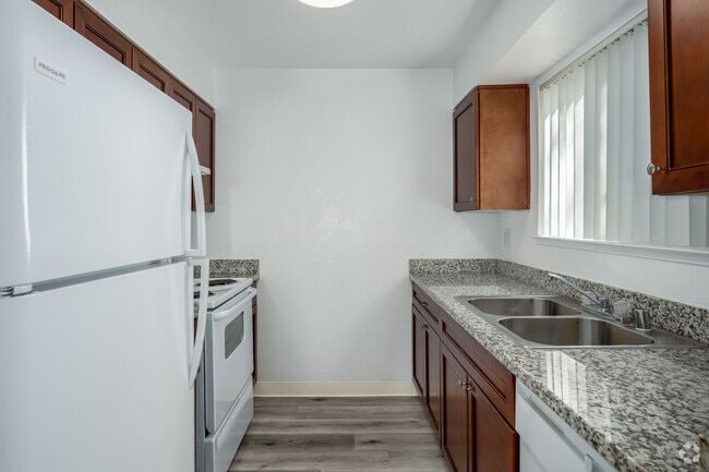 2BR, 2BA - 825SF - Kitchen