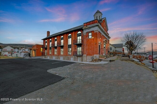 Building Photo - 633 Main St