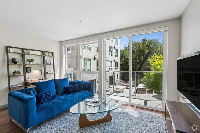 1BR, 1BA - 642SF - Living Room