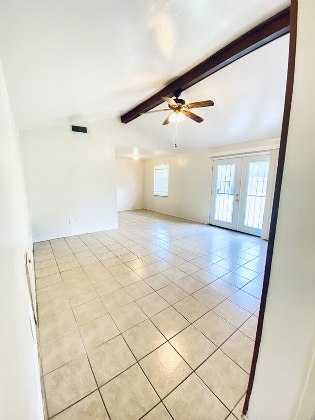 Living Room and Breakfast room - 4010 Heatherbrook Dr Casa