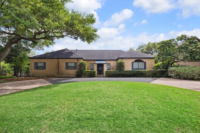 Building Photo - 2417 Blue Bonnet Blvd