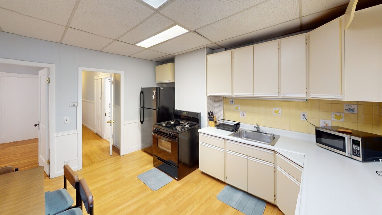 Photo - Private bedroom in 3 bed/1 bath Home