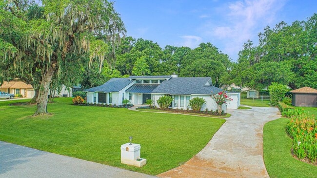 Building Photo - Beautifully Updated 3/2 Pool Home with Large Backyard in Lake Ajay (Gated Community)