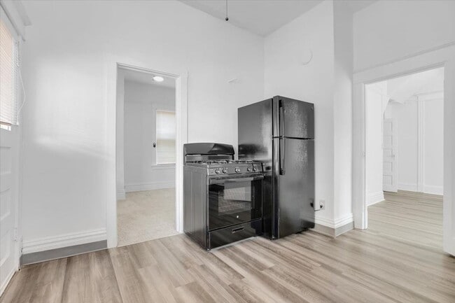 Photo - Triplex in Goose Hollow!