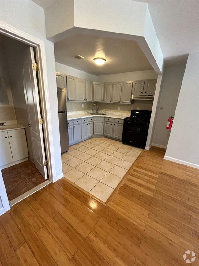 Building Photo - 2048 Arthur Ave Rental