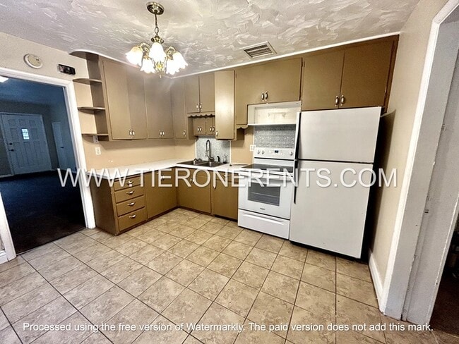 Photo - Spacious 3 bed/1 bath in great location!