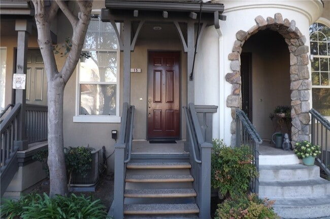 Building Photo - 15 Tulare Dr