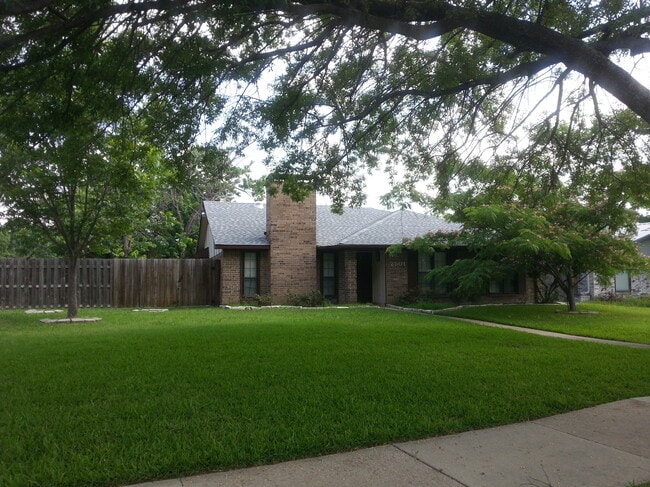 Photo - 2501 Majestic Dr House