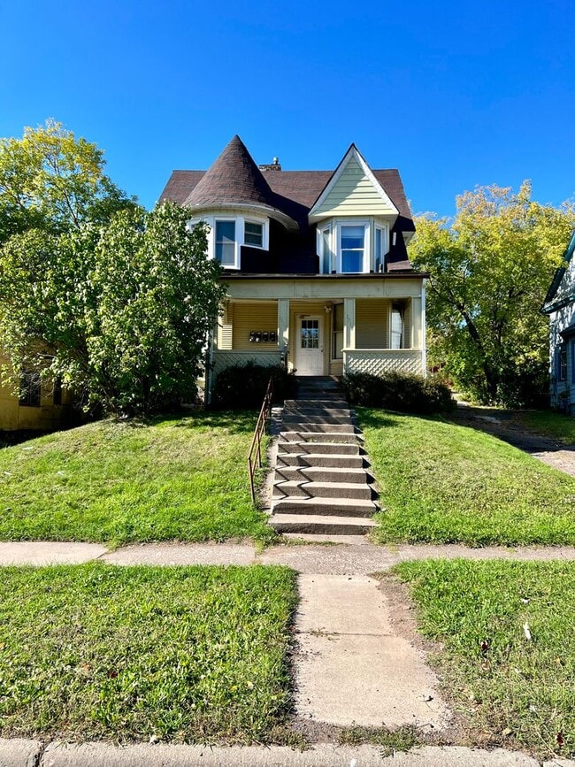 Building Photo - 1317 E 2nd St Unit 1