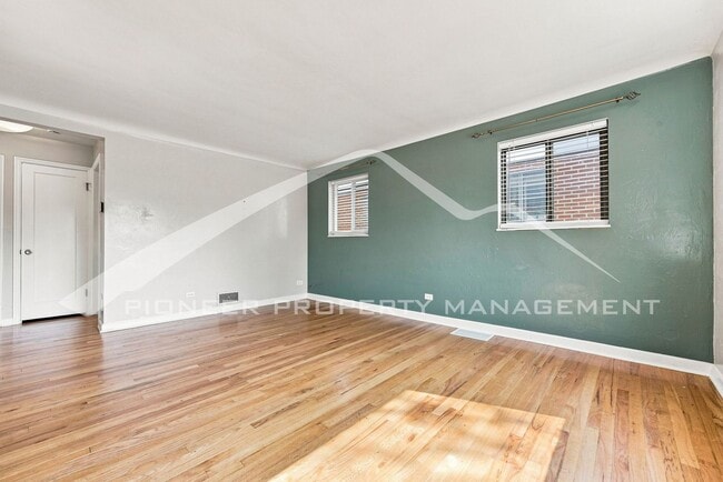 Photo - 3270 Newport St