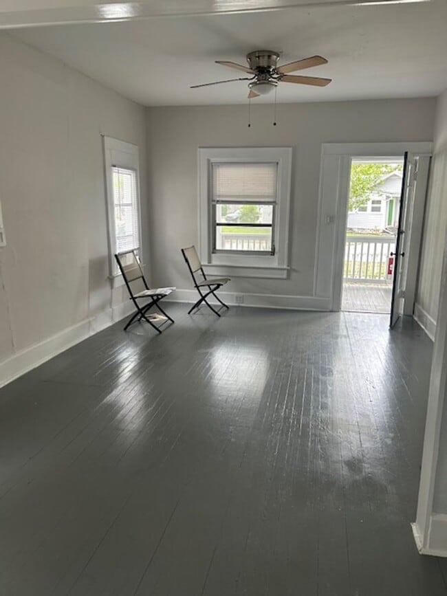 Photo - Well maintained 3/2 centrally located and available now!