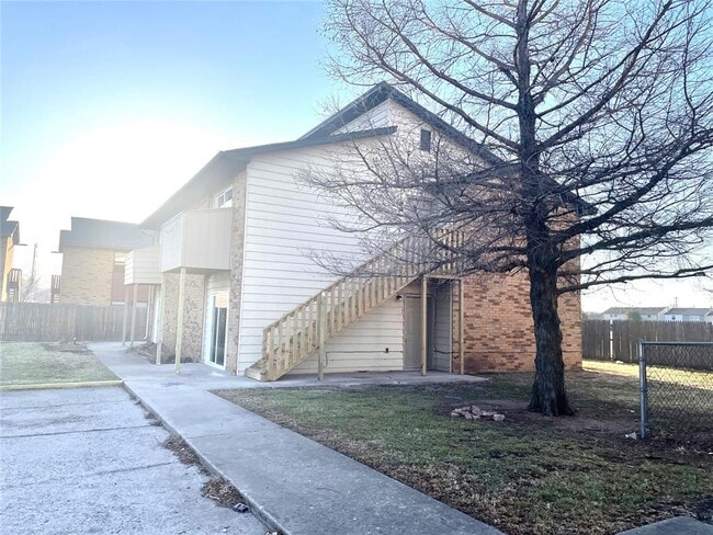 Building Photo - 1407 Glen Oaks Ct Unit 2