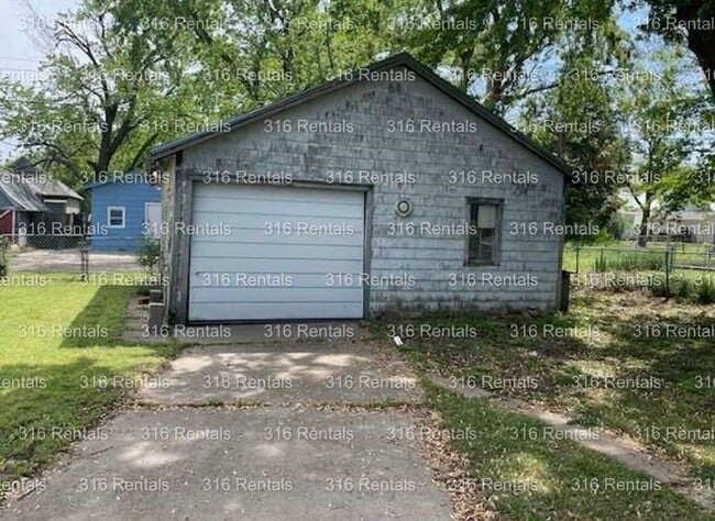 Building Photo - $995 - 4 bed 2 bath - Single Family Home