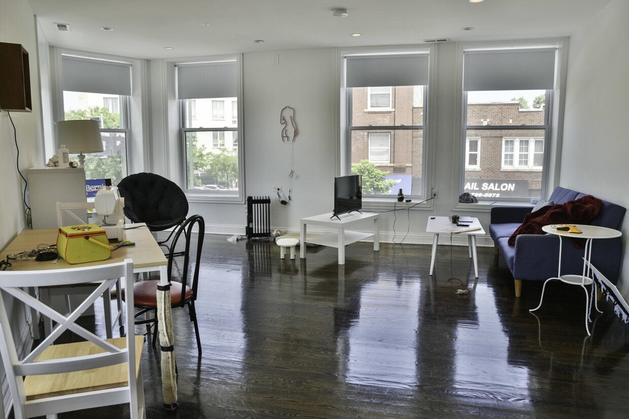 Photo - 2450 N Milwaukee Ave (Chicago, IL)
