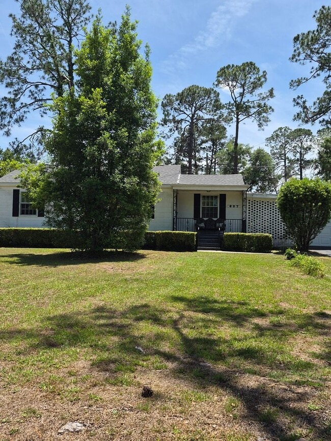 Building Photo - 607 Pinetree Rd