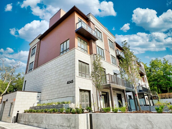 Building Photo - 4045-4045 Hickory Dr