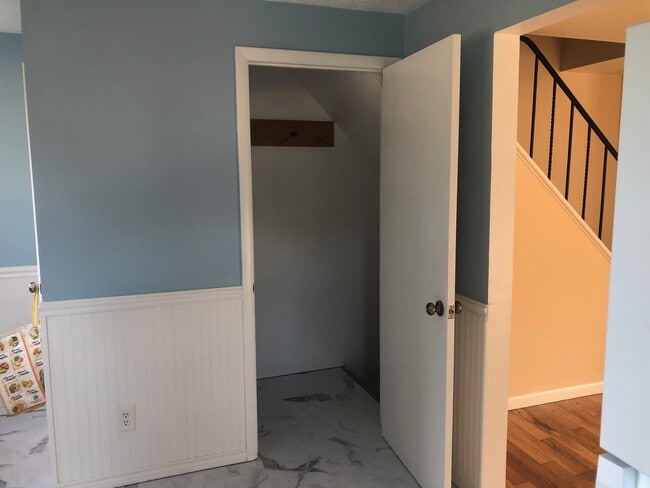 Entrada al sótano desde la cocina. - 2442 Westside Dr Unidad B