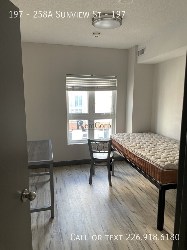 Photo - 258A-258A Sunview St