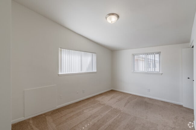 2BR, 1BA - 1,000SF - Primary Bedroom