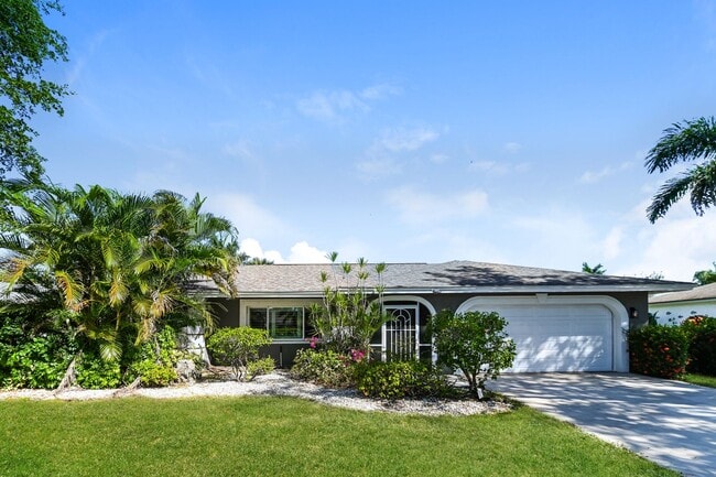 Building Photo - 4BR + Den Pool Pet Friendly Home in Lely Golf Estates with a Golf Course View!
