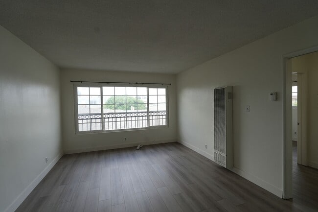 Photo - 924 W. 226TH Unit #8