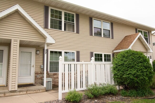 Building Photo - Spacious 2-story townhouse with extra garage space available!
