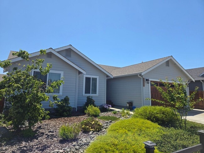 Building Photo - Recently constructed McKinleyville home fe...