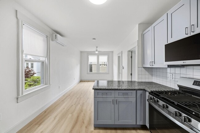 Building Photo - 42 W 47th St Unit 2R