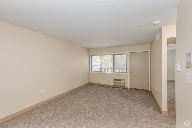 1BR, 1BA - 557SF - Living Room - Oak Woods Apartments