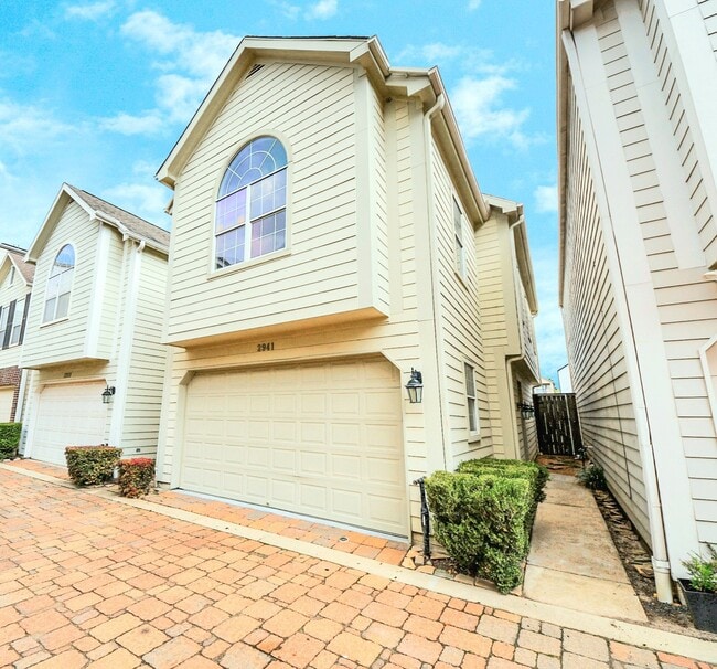 Building Photo - 2941 Clinton Dr