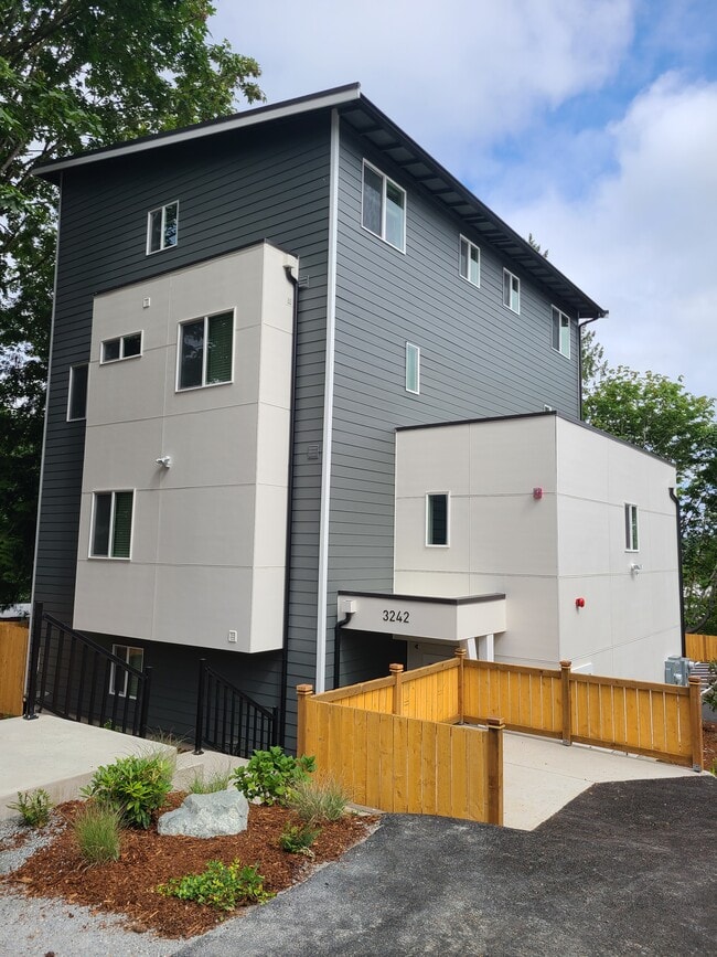 Photo - 3242 S 161st St Unidad B