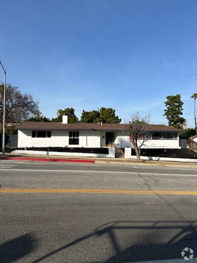 Building Photo - Rare Find - Spacious Woodland Hills Home