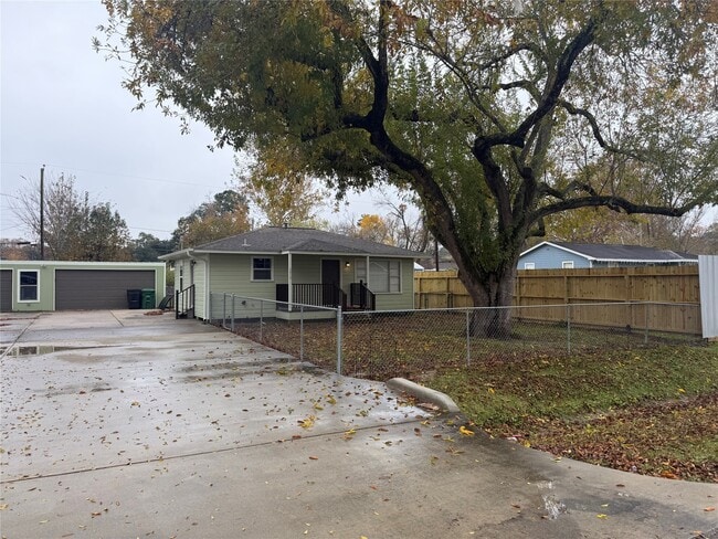 Photo - 5910 Woodview Dr