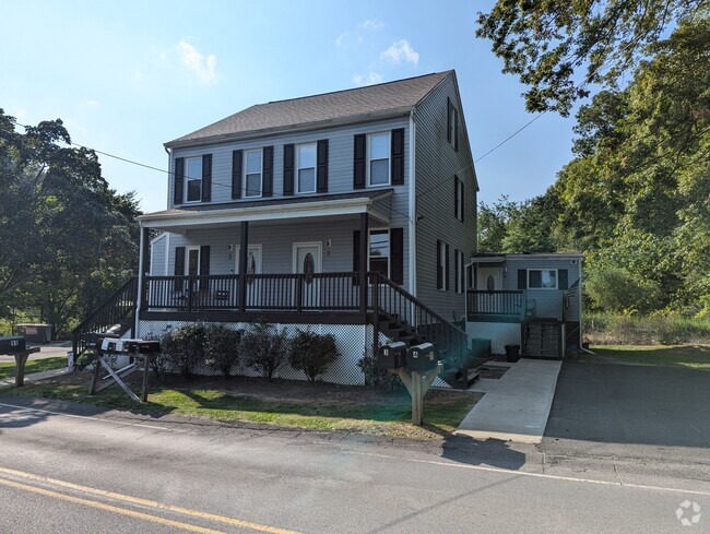 Building Photo - 11 McIntyre Rd Unit 3 Rental